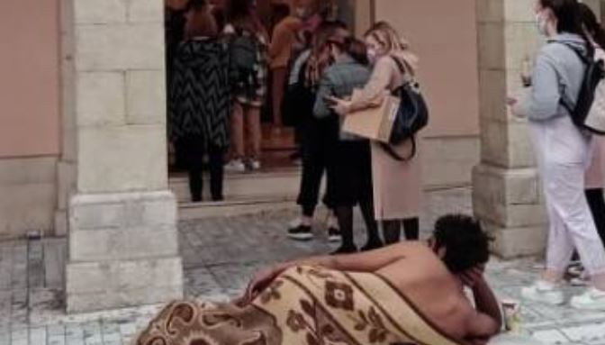 Πάτρα: Ημίγυμνος άνδρας είχε ξαπλώσει στη μέση του δρόμου