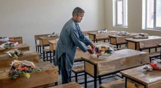 Αφγανιστάν: Νεκροί μαθητές από έκρηξη σε σχολείο – Συγκλονιστική ανάρτηση με τα άδεια θρανία