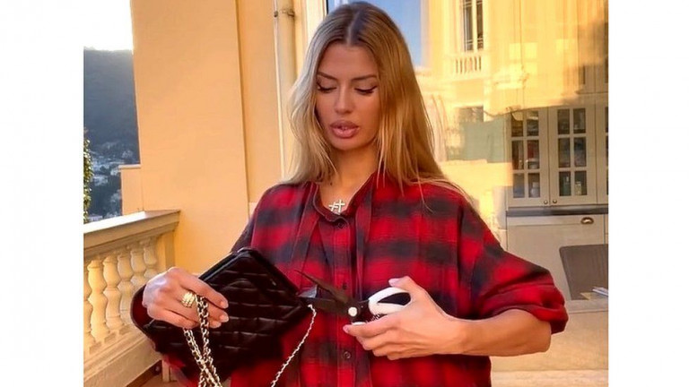 Πόλεμος στην Ουκρανία: Έξαλλες Ρωσίδες σκίζουν τις πανάκριβες τσάντες τους – Αντιδρούν για τις κυρώσεις