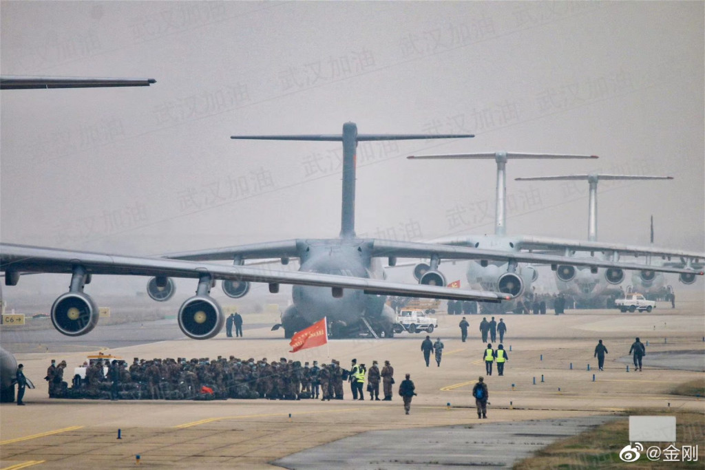 Ανησυχία στη Δύση: 6 θηριώδη μεταγωγικά της Κίνας παρέδωσαν πυραύλους στη Σερβία