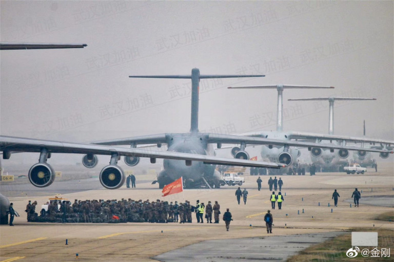 Ανησυχία στη Δύση: 6 θηριώδη μεταγωγικά της Κίνας παρέδωσαν πυραύλους στη Σερβία
