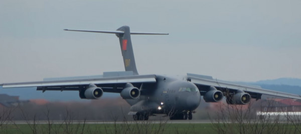 Κίνα: Η μεταφορά στρατιωτικού εξοπλισμού στη Σερβία δεν απειλεί κανένα «τρίτο μέρος»