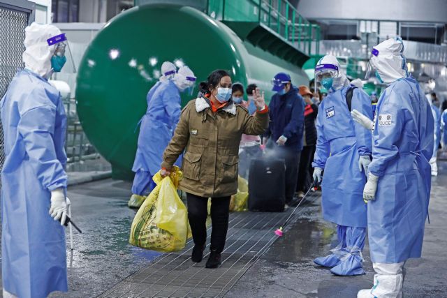 Κοροναϊός: Πόσο πιθανή είναι η εξάπλωση ενός νέου στελέχους από την Κίνα – Τι απαντούν Μαγιορκίνης, Σαρηγιάννης