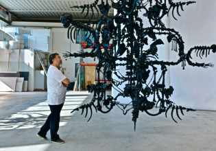 «Η Ανθρώπινη Κωμωδία»: Το μεγαλύτερο έργο σε γυαλί murano που έγινε ποτέ δια χειρός Ai Weiwei