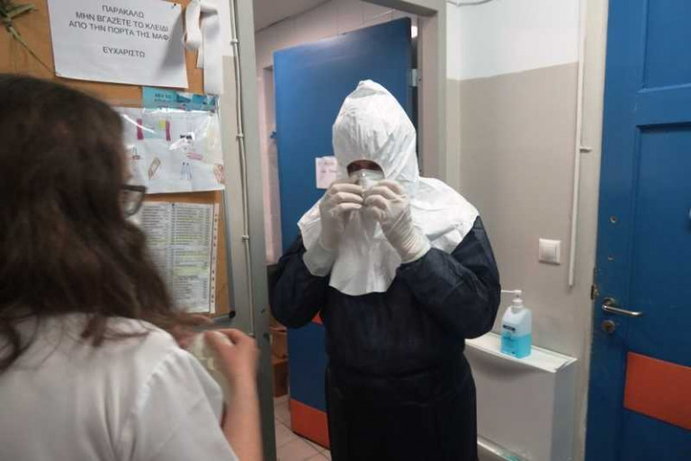 Μητροπολίτης Σύρου: Έβαλε ειδική στολή και μπήκε στην κλινική Covid για πασχαλινές ευχές