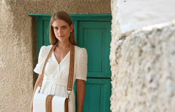 Στη Σύρο η Δανάη Μιχελάκη – Με ποιο ζευγάρι κάνει διακοπές;