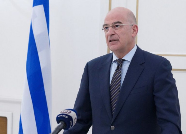 Ο Νίκος Δένδιας ενημερώνει τους ομολόγους του για την επίσκεψη στην Οδησσό