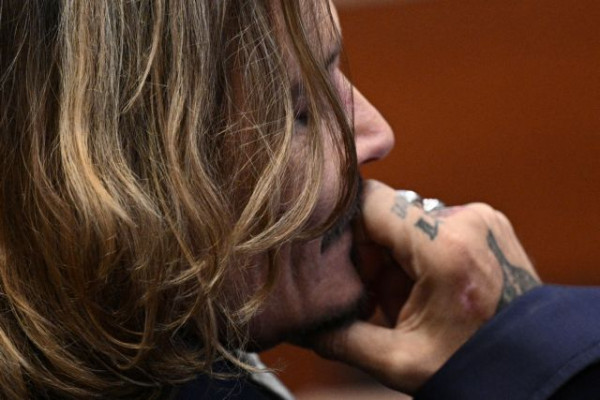 Άμπερ Χερντ για Τζόνι Ντεπ: «Με χτύπησε και με έσυρε πάνω σε σπασμένα μπουκάλια»: