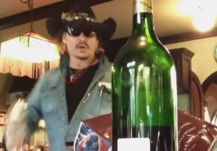 Τρομακτικό βίντεο: Ο Τζόνι Ντεπ τύφλα στο μεθύσι διαλύει την κουζίνα