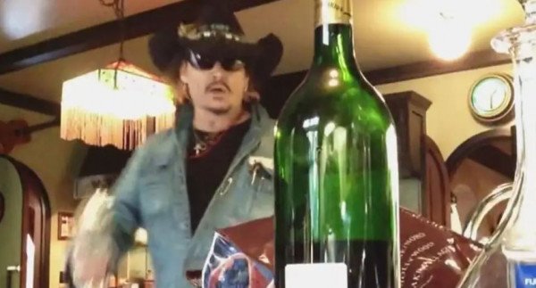 Τρομακτικό βίντεο: Ο Τζόνι Ντεπ τύφλα στο μεθύσι διαλύει την κουζίνα