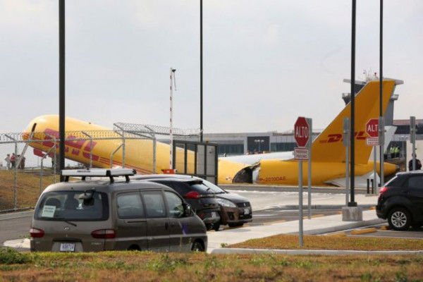 Συγκλονιστικά βίντεο: Αεροσκάφος της DHL κόβεται στα δύο κατά την προσγείωση