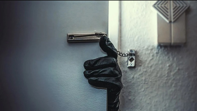 Καλλιθέα: Τρόμος για 30χρονη νοσηλεύτρια που ήρθε πρόσωπο με πρόσωπο με ληστές στο σπίτι της