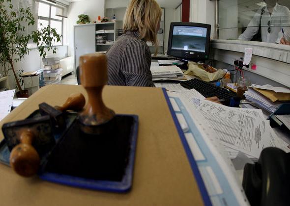 Υπουργείο Εσωτερικών: Ποιοι δημόσιοι υπάλληλοι θα πληρωθούν πριν το Πάσχα