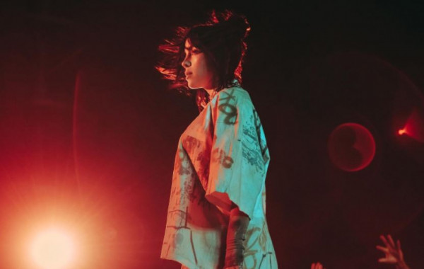 Tα σάρωσε όλα η Μπίλις Άιλις στο Coachella: Πέταξε πάνω από το πλήθος και αποθεώθηκε