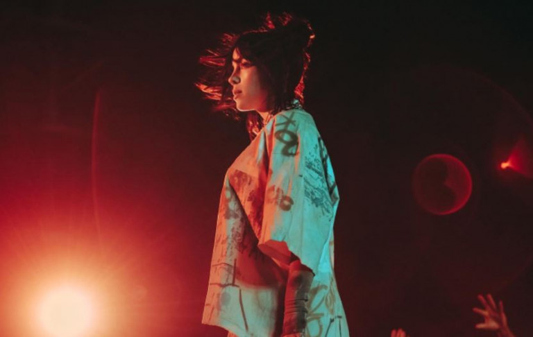 Tα σάρωσε όλα η Μπίλις Άιλις στο Coachella: Πέταξε πάνω από το πλήθος και αποθεώθηκε