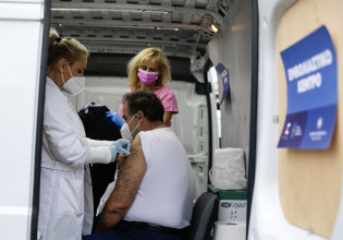 Κοροναϊός: Τέλος το πρόστιμο των 100 ευρώ για τους ανεμβολίαστους άνω των 60 ετών