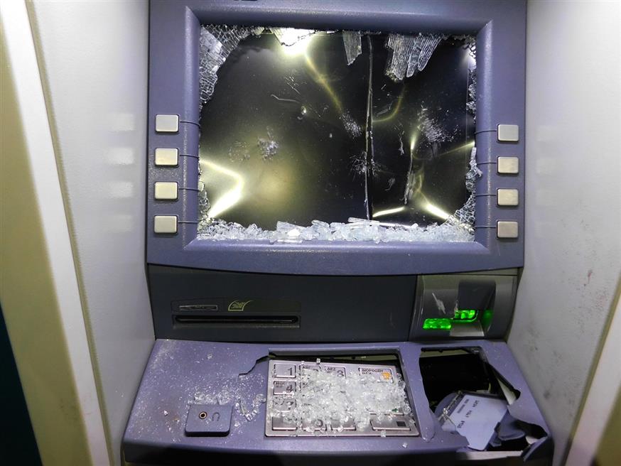 Αθήνα: Καταδρομικές επιθέσεις τη νύχτα σε τράπεζες – Ζημιές σε ΑΤΜ και τζαμαρίες