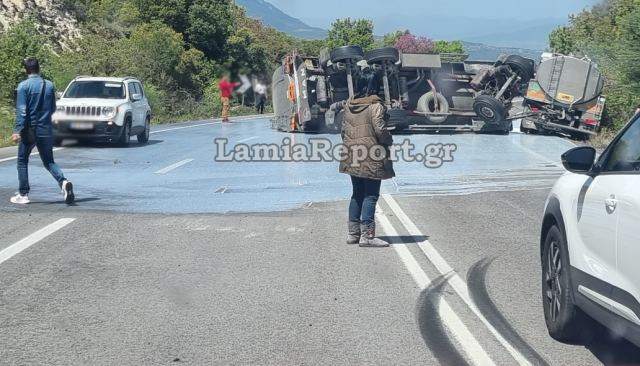 Λαμία: Ανατράπηκε βυτιοφόρο – 17 τόνοι γάλα χύθηκαν στο δρόμο