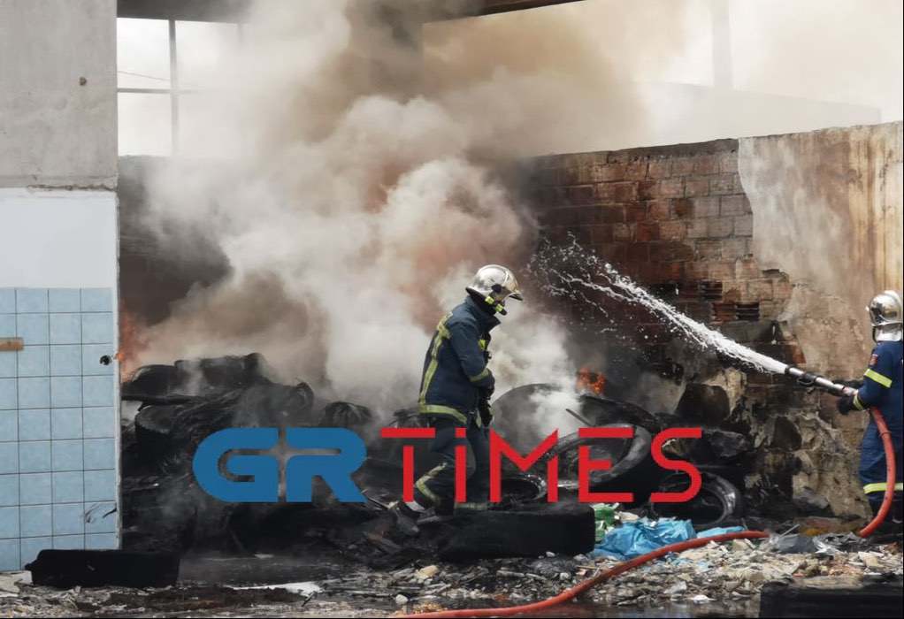 Θεσσαλονίκη: Μεγάλη φωτιά σε ελαστικά κοντά στην κεντρική λαχαναγορά