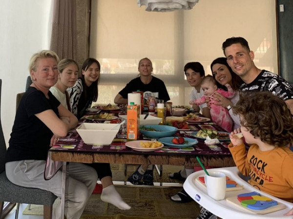 Ουκρανία: Ο Φραν Σολ φιλοξενεί πρόσφυγες στο σπίτι του στην Ισπανία