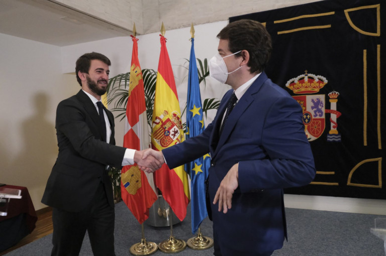 Ισπανία: Σοκ από την κυβερνητική συνεργασία της Δεξιάς με το ακροδεξιό Vox στην Καστίλη και Λεόν