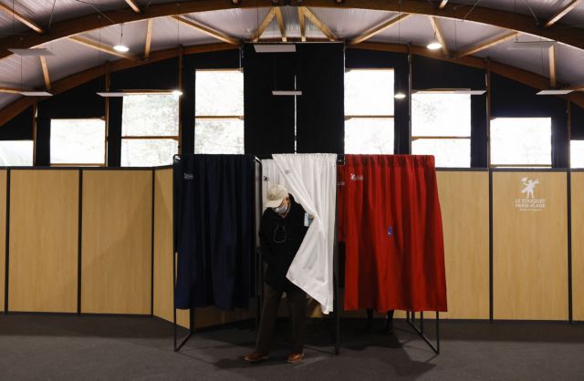 Γαλλία: Μειωμένη συμμετοχή στις εκλογές – Στο 65% τρεις ώρες πριν κλείσουν οι κάλπες