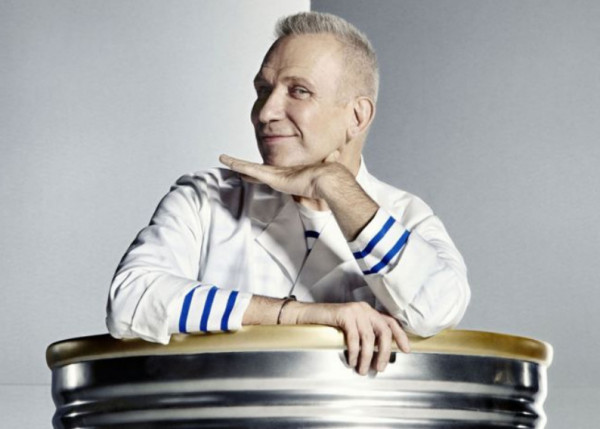 Jean Paul Gaultier: Στην Ύδρα για τα γενέθλια του – Ελληνική σημαία η τούρτα του