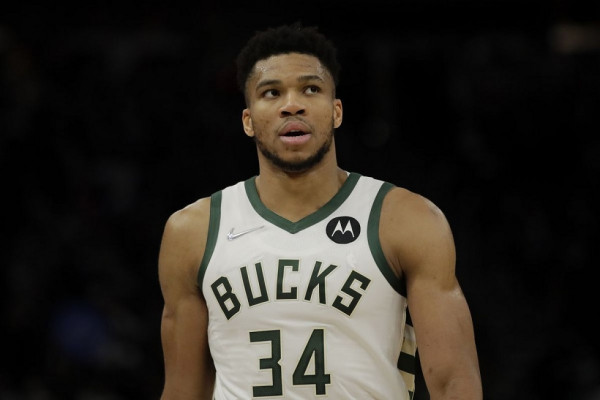 NBA: Άνετη νίκη των Μπακς επί των Πίστονς με τον Γιάννη σε τρομερή βραδιά