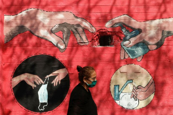Τρέχοντας αμέριμνοι στα… λιβάδια της κανονικότητας με 70 νεκρούς την ημέρα