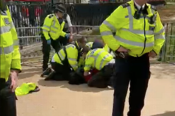 Λονδίνο: Άγριο ξύλο σε συνάντηση κάνναβης – Άνδρας έριχνε γροθιές στο πρόσωπο γυναίκας