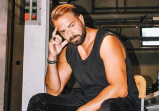 Ηλίας Βρεττός: Κάλυψε με τατουάζ τα σημάδια από το τροχαίο