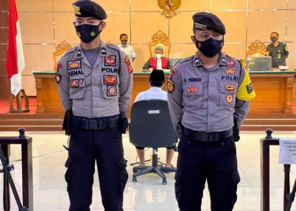 Ινδονησία: Δικαστήριο καταδικάζει σε θάνατο δάσκαλο για τον βιασμό 13 μαθητριών