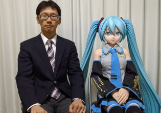 Ιάπωνας που «παντρεύτηκε» ολόγραμμα αντιμετωπίζει προβλήματα… επικοινωνίας