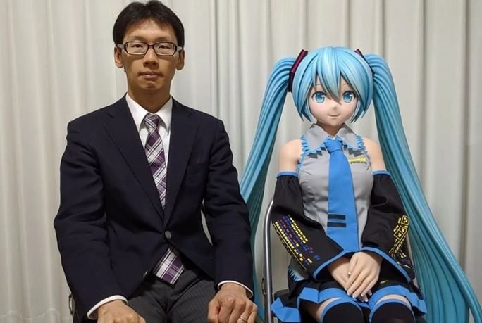 Ιάπωνας που «παντρεύτηκε» ολόγραμμα αντιμετωπίζει προβλήματα… επικοινωνίας