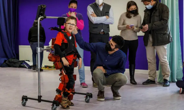 Ισπανία: Δωδεκάχρονο παιδί με αναπηρία, ξαναπερπάτησε με ρομποτικό εξωσκελετό