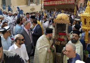Κέρκυρα: Έτρωγαν σουβλάκια πάνω από το σκήνωμα του Αγίου Σπυρίδωνα