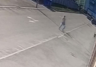 Χάρκοβο: Ρουκέτα πέφτει σε κεντρικό δρόμο – Γυναίκα σώζεται από καθαρή τύχη