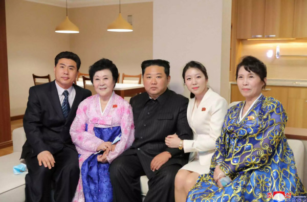 Βόρεια Κορέα: Η διάσημη τηλεπαρουσιάστρια της χώρας έλαβε ένα διαμέρισμα από τον Κιμ Γιονγκ Ουν