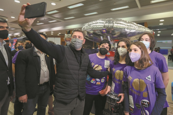 Κίνημα Αλλαγής: Τι κρύβει η στρατηγική του «3ου προσώπου»