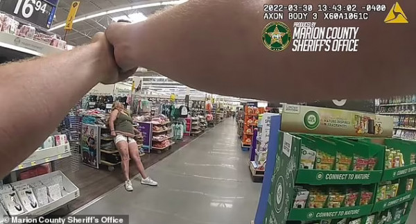 ΗΠΑ: Γυναίκα απειλούσε με μαχαίρι πελάτες σούπερ μάρκετ – Την κεραυνοβόλησε αστυνομικός