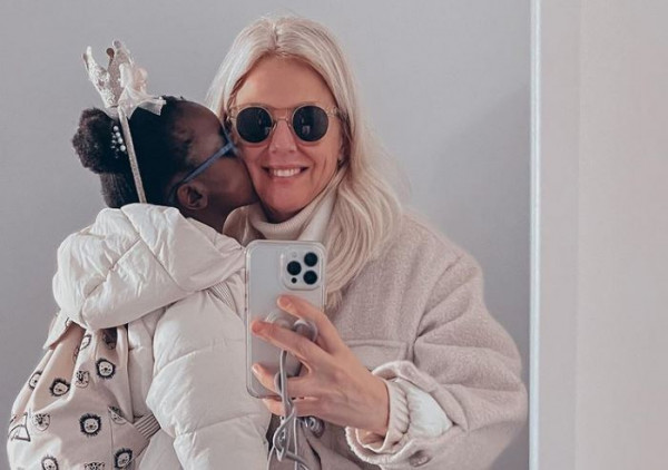 Χριστίνα Κοντοβά: Αγκαλιές και χαμόγελα με την μικρή Ada στο κέντρο της Αθήνας