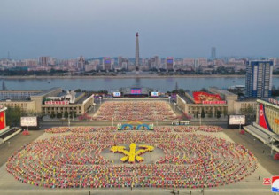 Βόρεια Κορέα: Η 110η επέτειος από τη γέννηση του «πατέρα ιδρυτή» της χώρας γιορτάστηκε χωρίς στρατιωτική παρέλαση