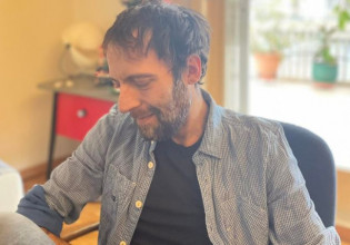 Συγκινητική εξομολόγηση από τον Αύγουστο Κορτώ για την μητέρα του: «Τα βιβλία μου έχουν ιδανική αναγνώστρια εσένα»