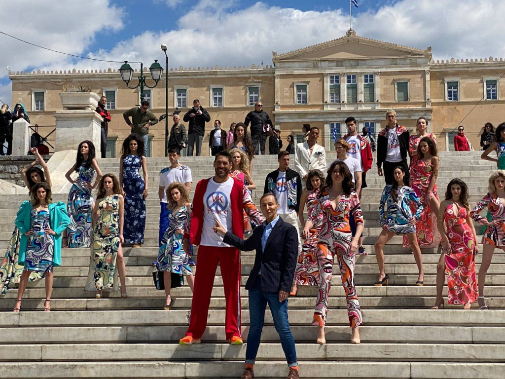 Βασίλειος Κωστέτσος: Επίδειξη μόδας στην πλατεία Συντάγματος για τον πόλεμο στην Ουκρανία [Φωτό]