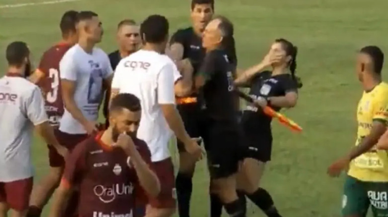 Βραζιλία: Προπονητής ρίχνει κουτουλιά σε γυναίκα διαιτητή σε αγώνα ποδοσφαίρου