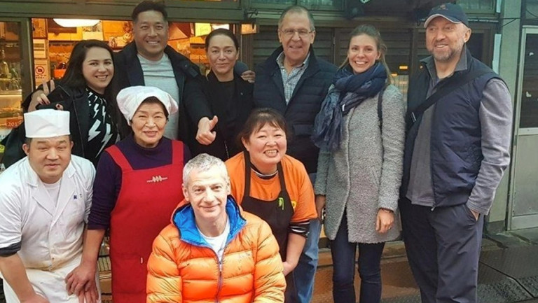 Σερκέι Λαβροφ: Το επίσημο ταξίδι στο Τόκιο με την ερωμένη του και μια συνοδό πολυτελείας