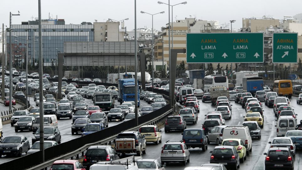Κίνηση: Κυκλοφοριακό χάος στους δρόμους της Αθήνας – Πού εντοπίζονται ουρές χιλιομέτρων