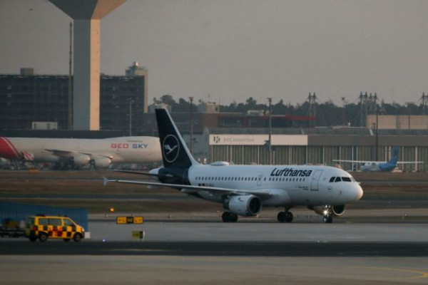 Lufthansa: Πότε θα καταργηθούν οι μάσκες στα αεροπλάνα – Αυξάνονται κρατήσεις και τιμές εισιτηρίων