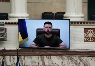 Ζελένσκι: «Είμαι ευγνώμων στην Ελλάδα» – Χαρακτήρισε ως «ήρωες» τους στρατιώτες που μίλησαν στη Βουλή από τη Μαριούπολη