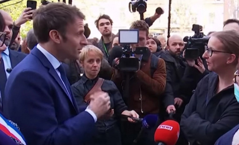 Γαλλία: Επεισόδιο του Μακρόν με ανεμβολίαστη οπαδό της Λεπέν – «Θα γελούν με αυτά που λέτε»